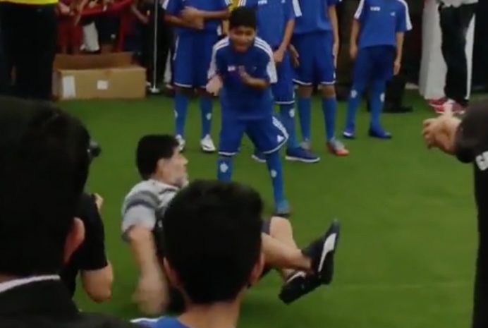 Юный футболист сбил Марадону с ног. ВИДЕО