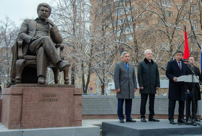 Памятник Чингизу Айтматову открыт в Москве