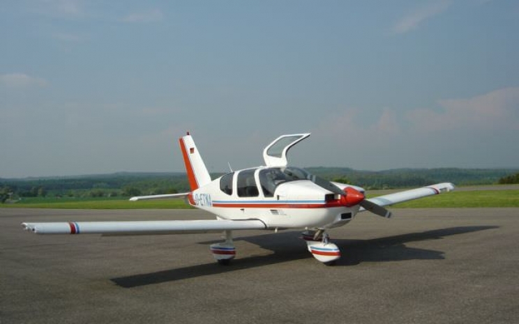 Частный самолет пытаясь взлететь с автотрассы съехал в кювет