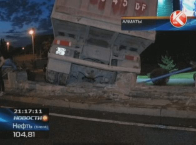 В Алматы многотонный грузовик рухнул с моста