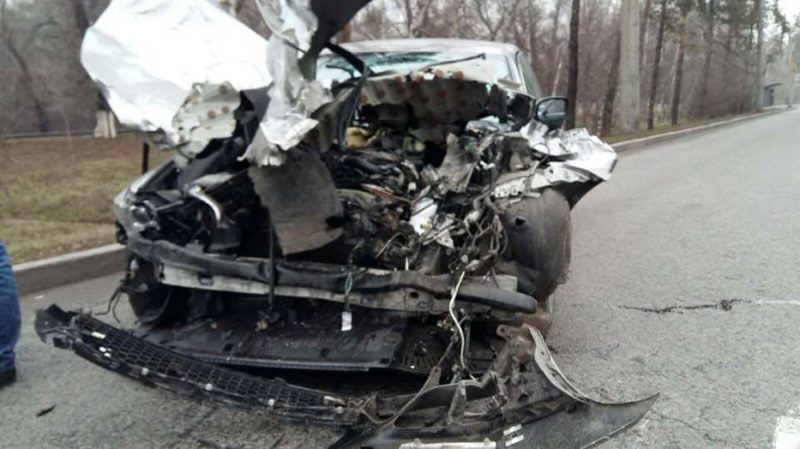 ДТП в Алматы: Lexus влетел в грузовик (ФОТО)