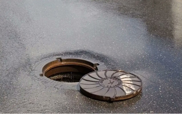 Мальчик упал в открытый люк с водой в Костанае