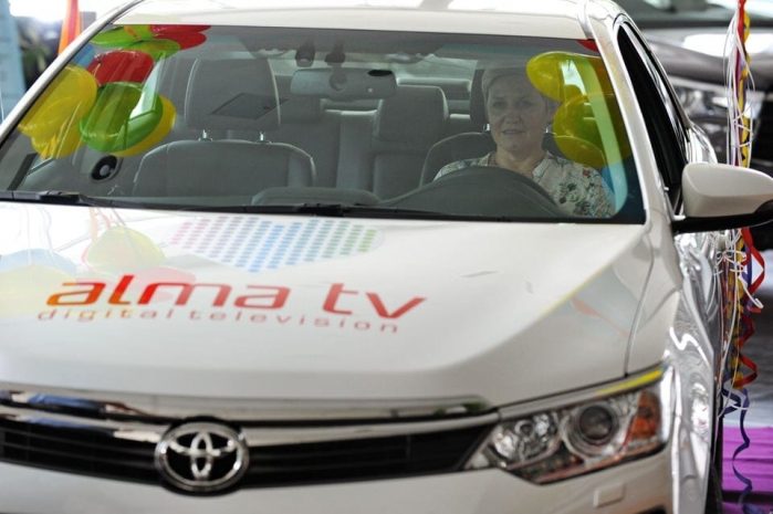 Вручение главного приза победителю розыгрыша ценных призов среди абонентов «Алма-ТВ»