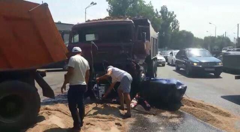 На улице разлилась солярка после ДТП с двумя грузовиками в Алматы