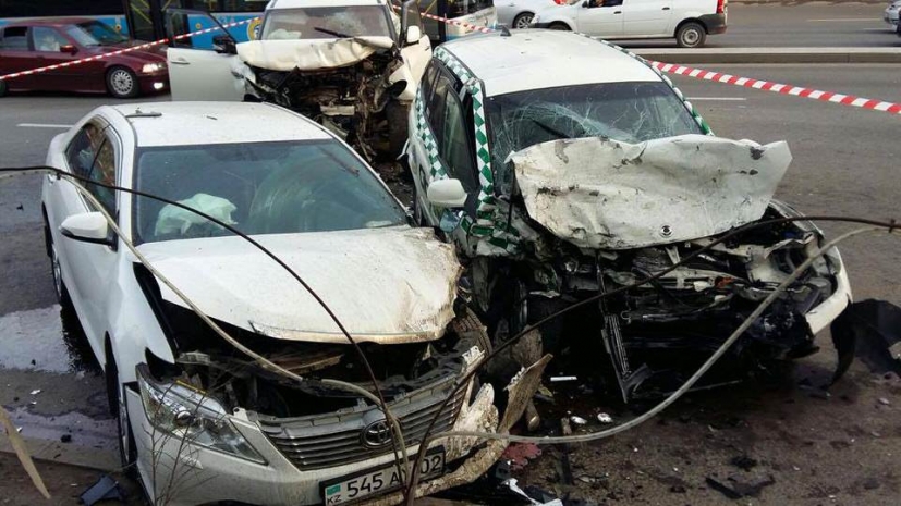 Четверо человек пострадали в крупном ДТП в Алматы