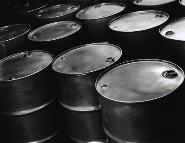 Китай активно скупает подешевевшую нефть