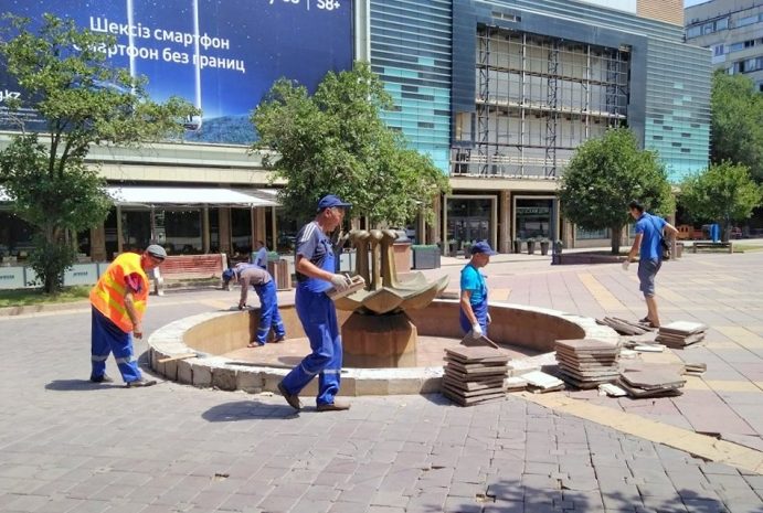 На алматинском Арбате начался демонтаж фонтанов