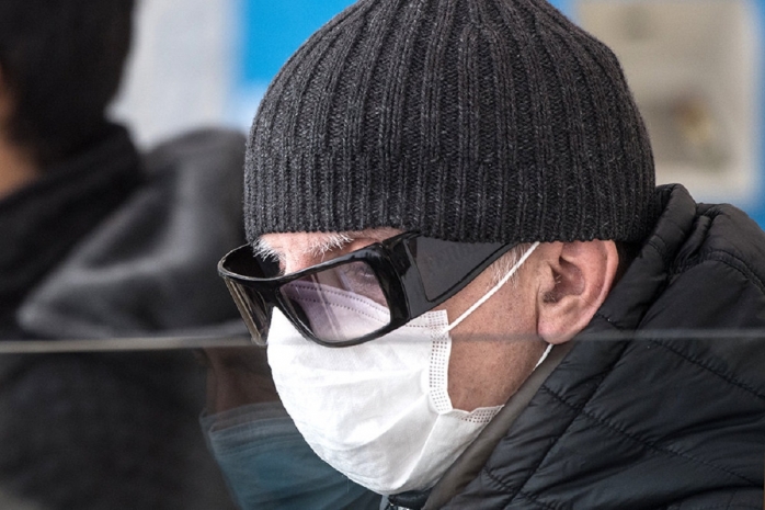 Люди в очках реже заражаются COVID-19 — ученые