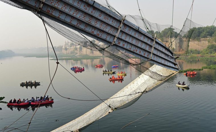 Обрушение моста произошло в Индии