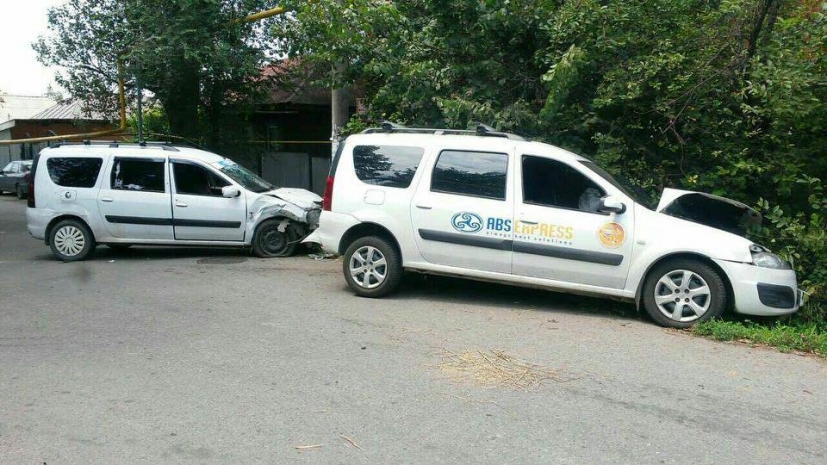 В Алматы две Lada Largus не поделили перекресток