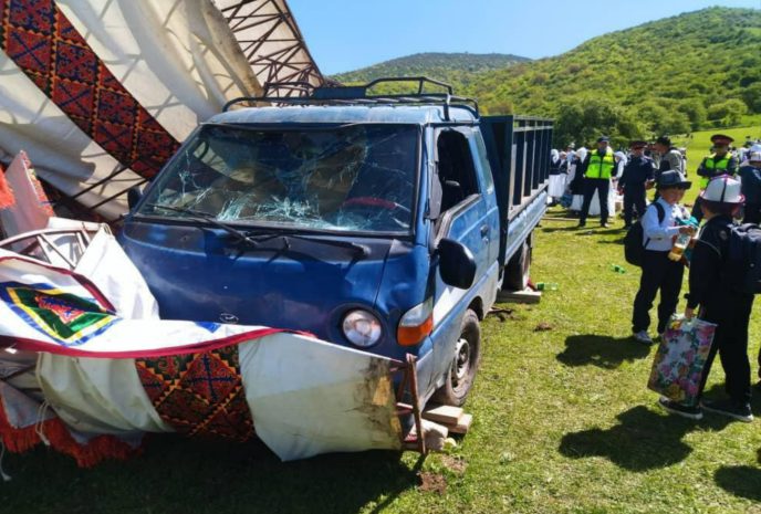 Пострадавших от наезда грузовика детей спецбортом доставят в Бишкек