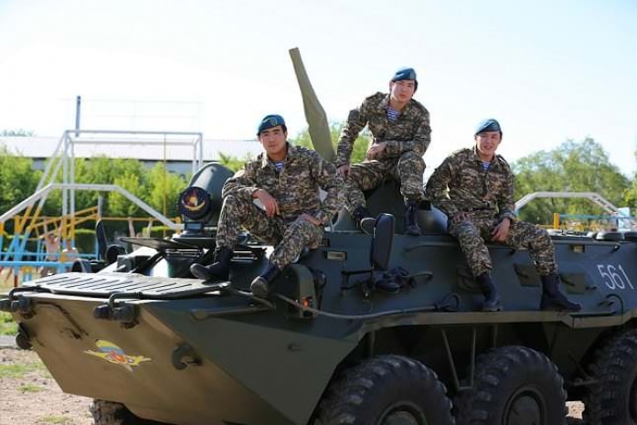 Казахстанский бойз-бэнд переобулся в кирзовые сапогиЭксклюзив