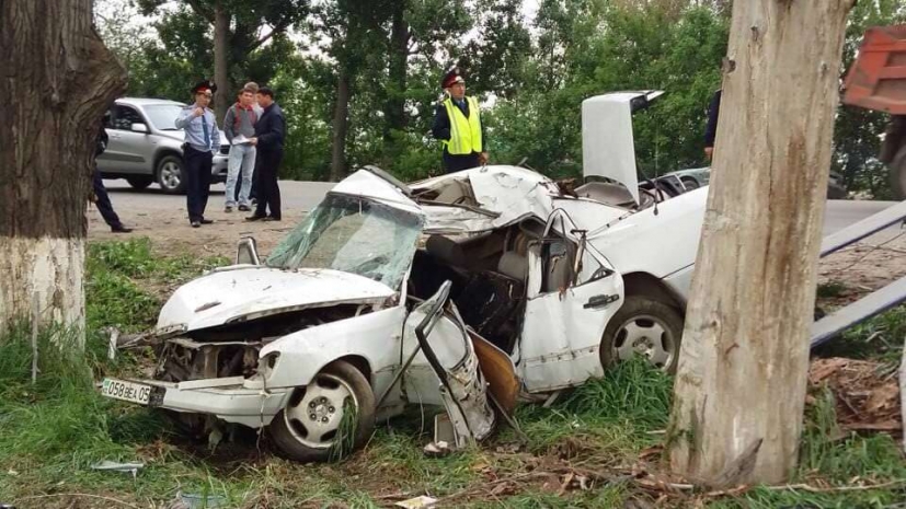 Молодой человек разбился о дерево на Кульджинке (ФОТО)