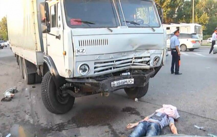 В Алматы столкнулись «КамАЗ» и «Тойота»