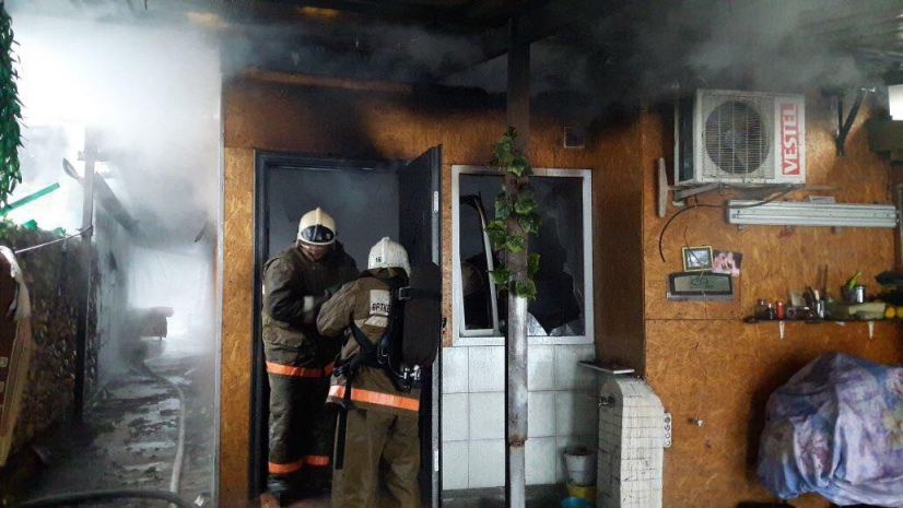 В Алматы сгорел дом