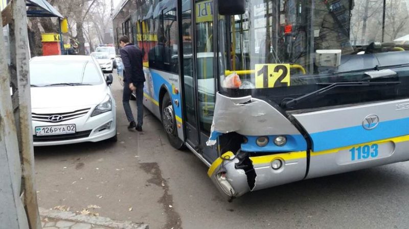 «Бомбила» спровоцировал страшную аварию в Алматы