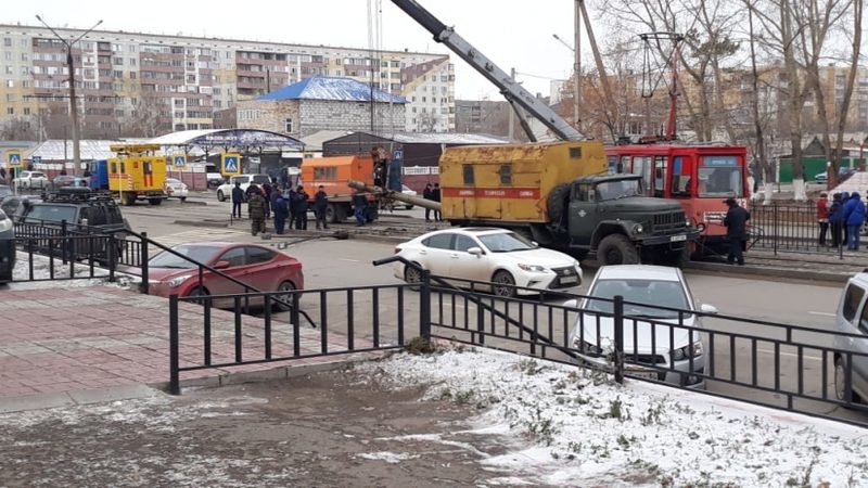 Трамвай на полном ходу снес электрическую опору в Павлодаре
