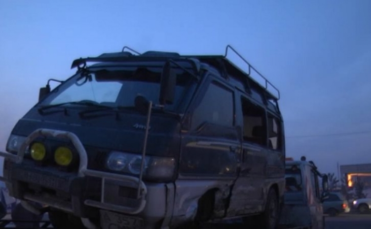 Минивэн перевернулся на выезде из Алматы