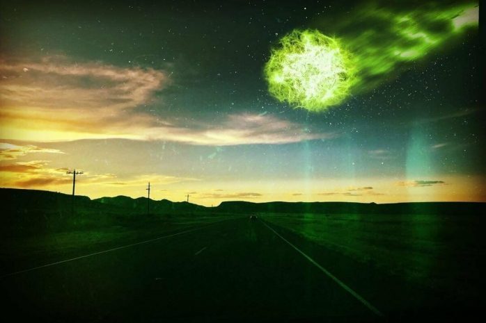 Огромный НЛО вошел в атмосферу Земли