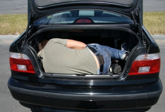 Офицера КНБ насильно прокатили в багажнике его же машины