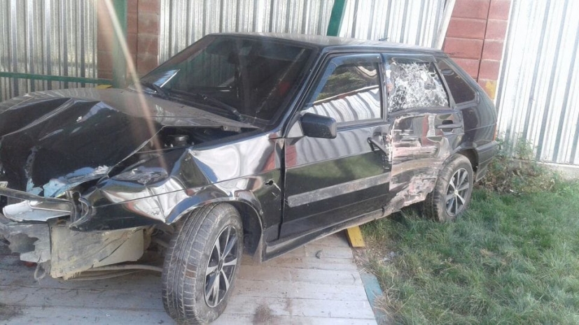 В Алматы автомобиль сбил ребенка и врезался в детский сад