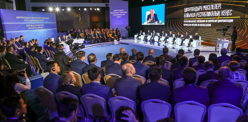 Назарбаев потребовал не пускать государственные деньги «на ветер»