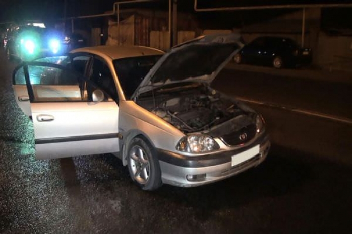 Решетка канализации разрезала авто пополам в Алматы