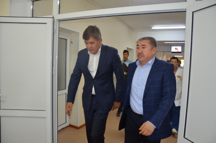 Тургумбаев и Биртанов посетили пострадавших во время пожара спасателей