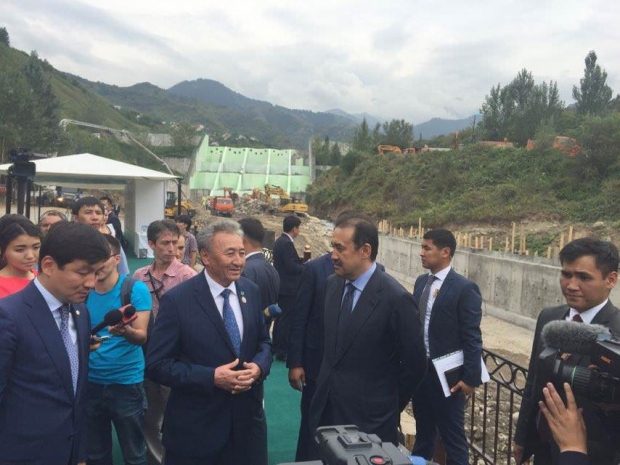 Премьер-министр ознакомился с ходом реконструкции русла реки Каргалы