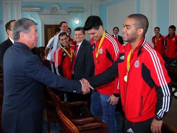 Есимов встретился с обладателями кубка УЕФА