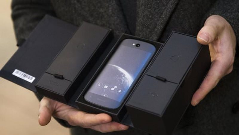 Смартфон YotaPhone 2 за месяц купили 30 тысяч россиян