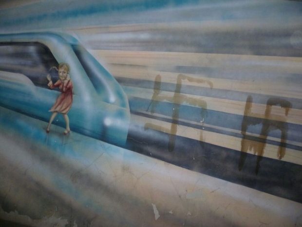 Хулиганы разрисовали свастикой стены Павлодара