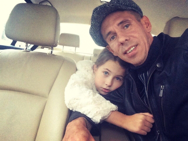 Папа, нас посадят: Алексей Панин промчался на джипе по пешеходной улице