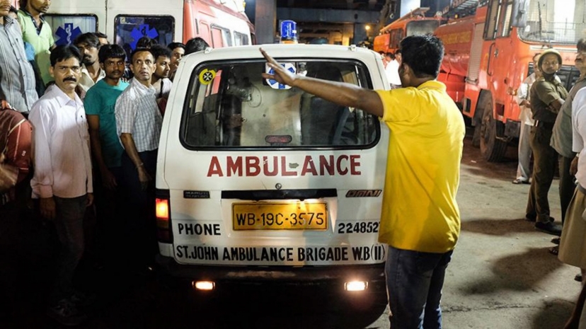 Более 30 человек погибли при падении автобуса в пропасть в Индии