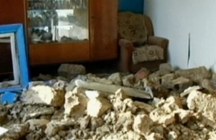 Водитель внедорожника чуть не убил жильцов дома в Атырау