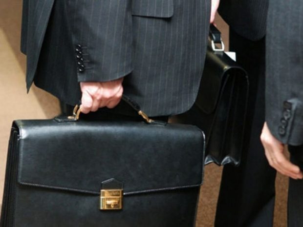 Госслужащим Казахстана на 15% увеличат зарплату