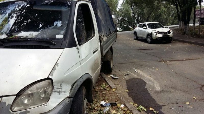 В Алматы легковой автомобиль перевернул грузовик (ФОТО)