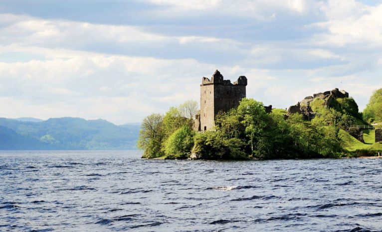 Странное существо сфотографировал турист в озере Лох-несс