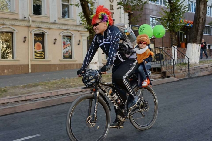 В Алматы состоялся костюмированный велопарад