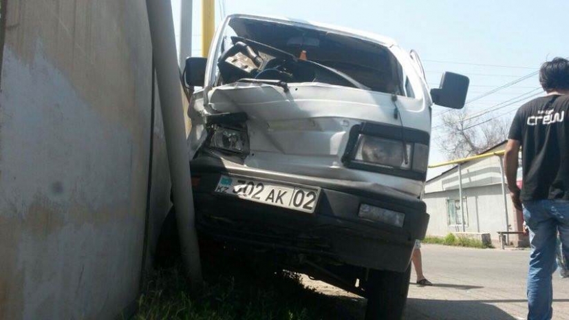 В Алматы микроавтобус снес магистральный газопровод (ФОТО)