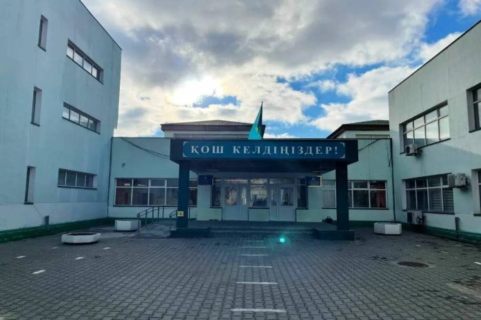 Адвокат обвинил чиновников в намеренном уничтожении школы №30 в Атырау
