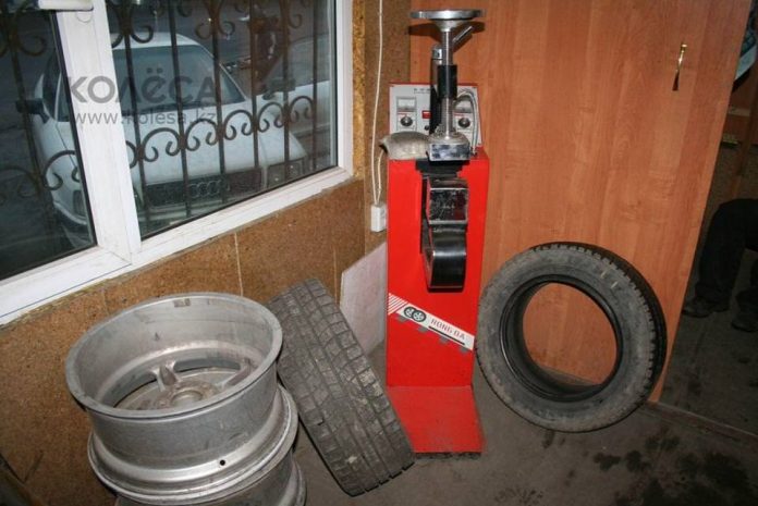 Контрабандист спрятал сигареты в запаску