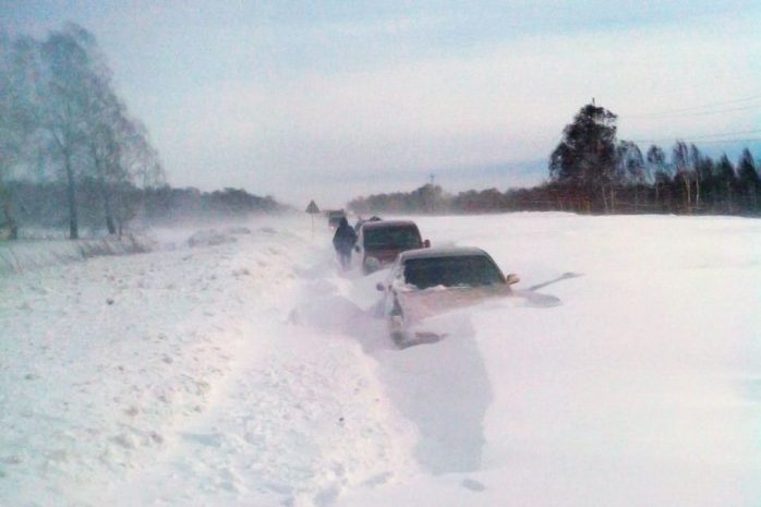 Пассажиров 30 автомобилей замело снегом в ВКО