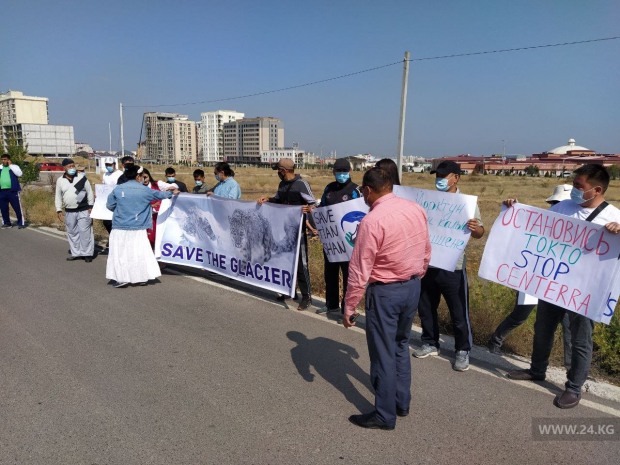 Митинг беженцев из Афганистана прошел перед зданием ООН в Бишкеке