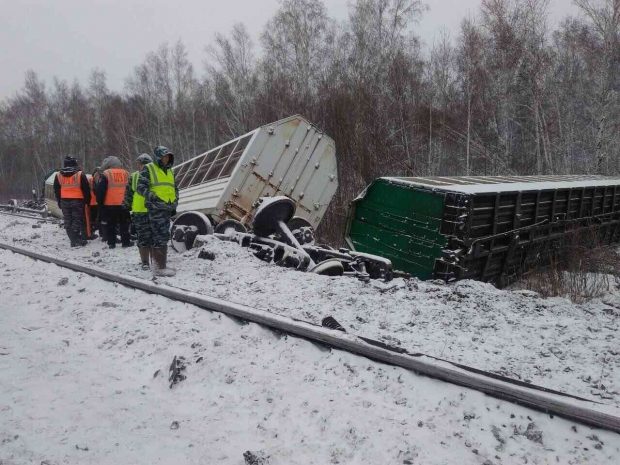Расследуется крушение поезда с военной техникой в Омской области