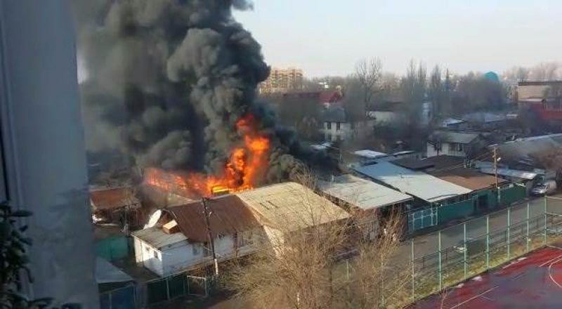 В Алматы горит жилой дом