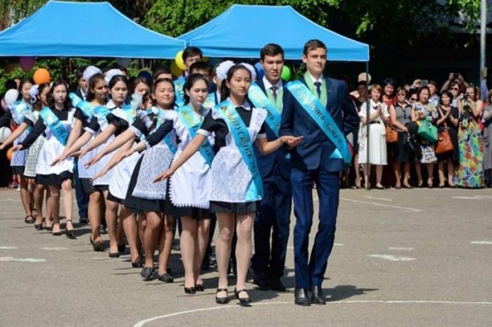 В ЮКО выпускники перекрыли трассу (ВИДЕО)