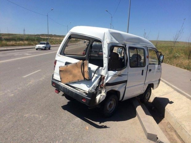 В Алматы грузовик снес светофор