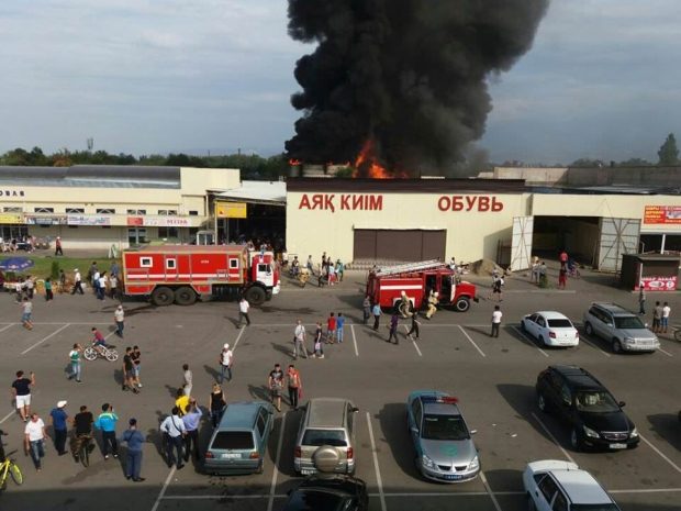 В Алматы горит барахолка (МОЛНИЯ, ВИДЕО)