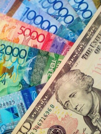 Тенге резко упал на новостях из Лондона